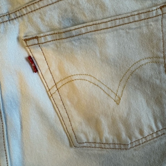 Levi' Premium Ribcage Straight Whitewashed Denim Frayed Shorts / 31 - Picture 10 of 11